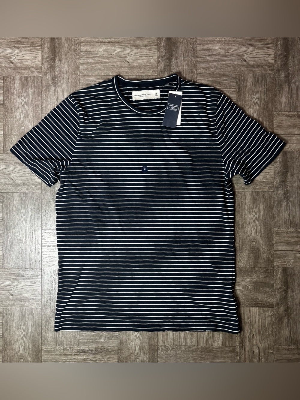 Abercrombie & Fitch Navy and White Striped Short Sleeve Tee Size M